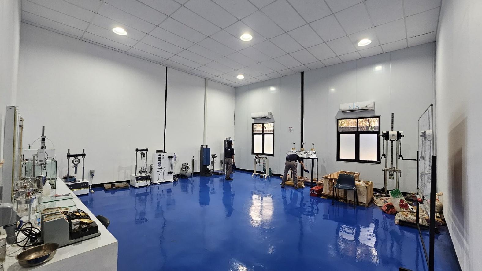 Interior laboratorium rekayasa sipil dengan lantai epoksi biru